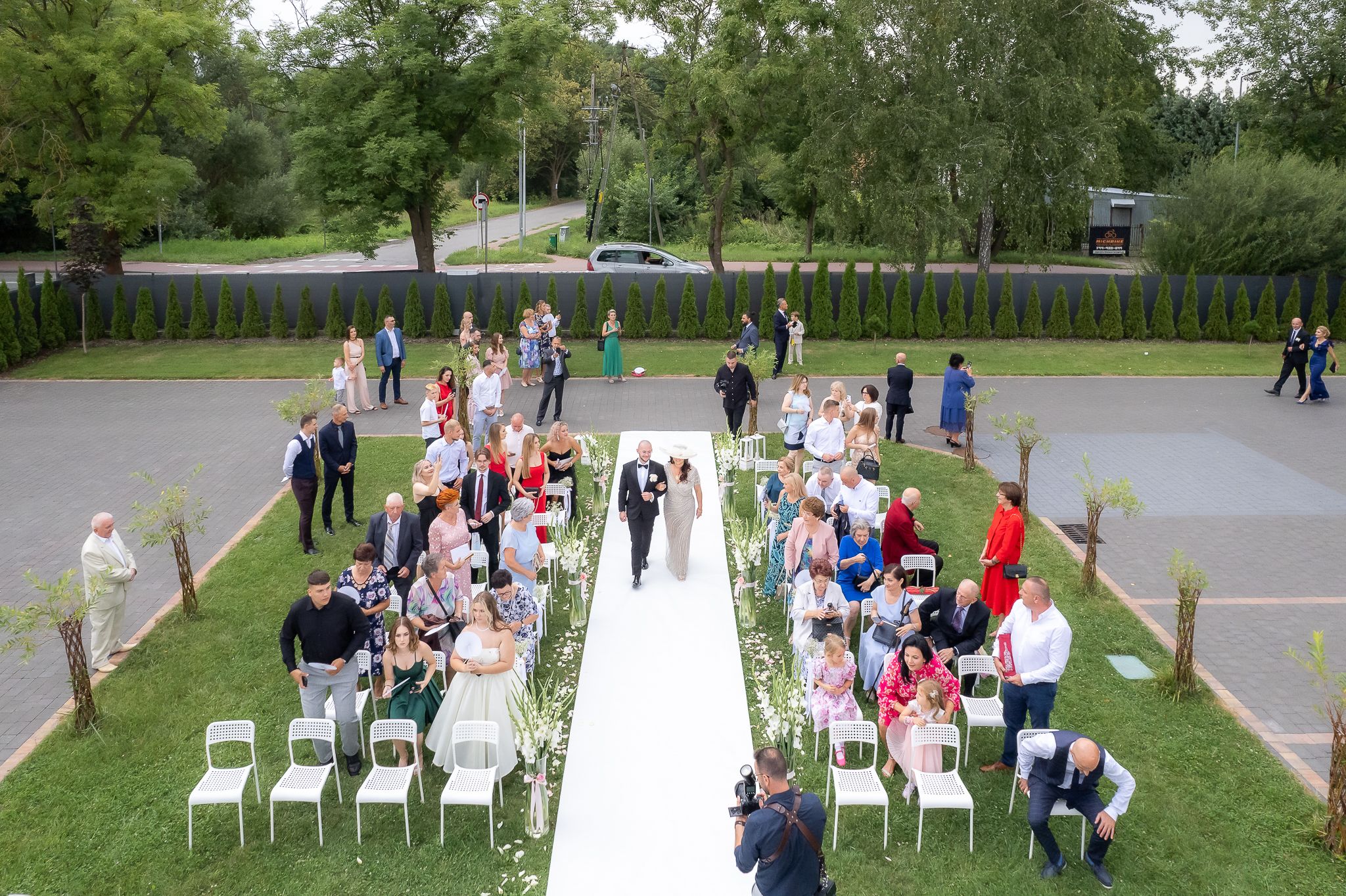 ceremonia ślubna z drona uchwyć najpiękniejsze chwile z lotu ptaka